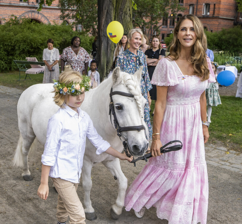 Ponnyn Victor på sin kungliga hemmaplan, Hovstallet. Härligt för prinsessan Adrienne att bo så nära! Prinsessan Madeleine med prinsessans Estelles ponny Victor under arrangemang för Min Stora Dag 2022