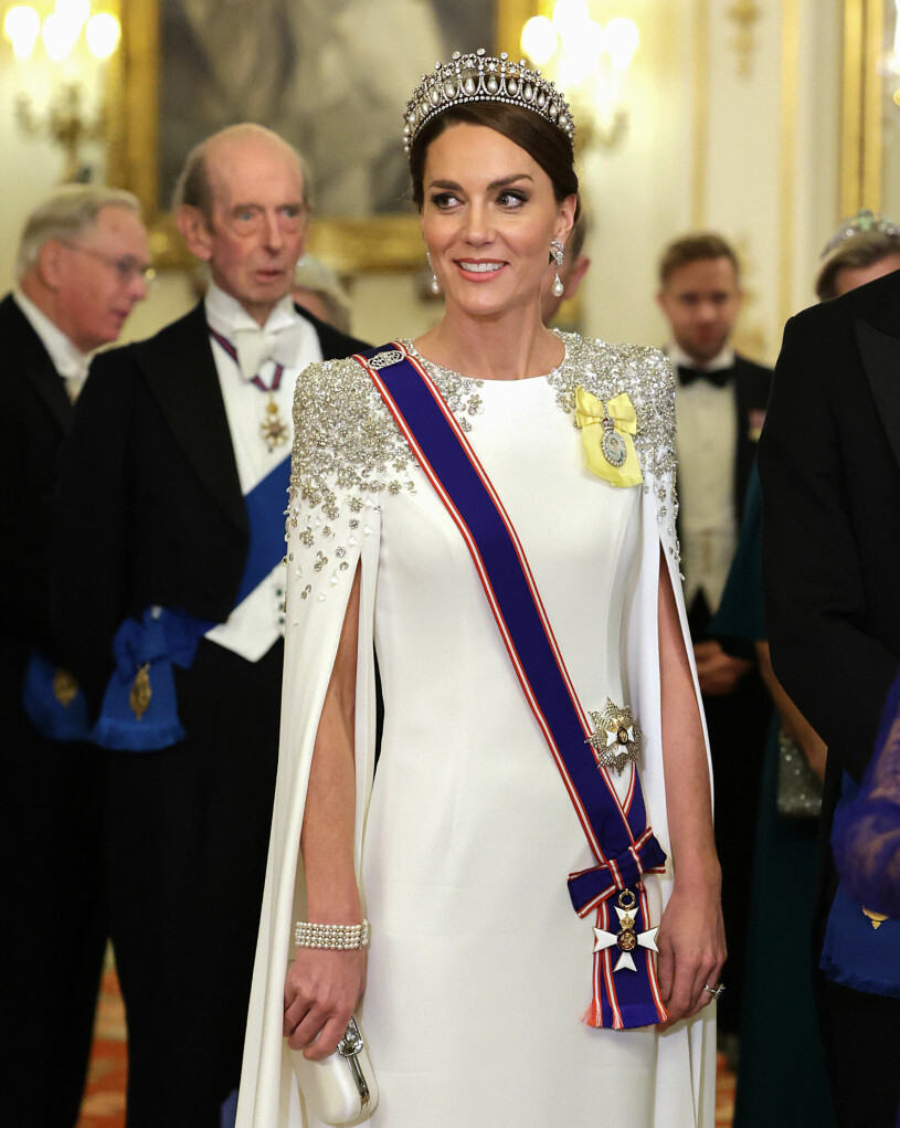 Kates nya look. Very royal! Hertiginnan Kate på galamiddag i vit klänning med cape, från Jenny Packham
