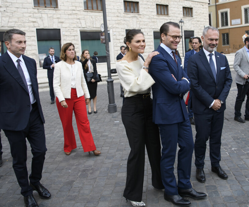 På torget visades ambassadens utställning på temat svenska värderingar, som jämlikhet och mångfald. Kanske var det den som inspirerade? Kronprinsessan Victoria Prins Daniel Ericssons Italien-vd Emanuele Iannetti Sveriges ambassadör Jan Björklund San Silvestro Rom