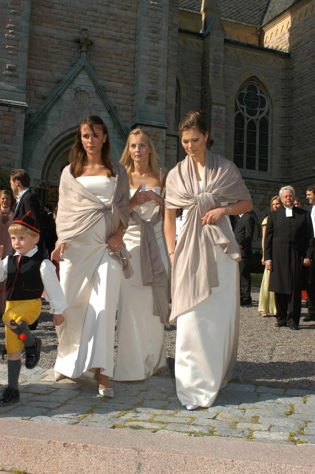 Caroline Svedins bröllop 2003-06-07<br>Leonie Persson (fd Gillberg), Rebecka Svensson coh kronprinsessan Victoria<br>(c) Karin Törnblom / IBL Vännerna Leonie, Rebecka Svensson och Victoria.
