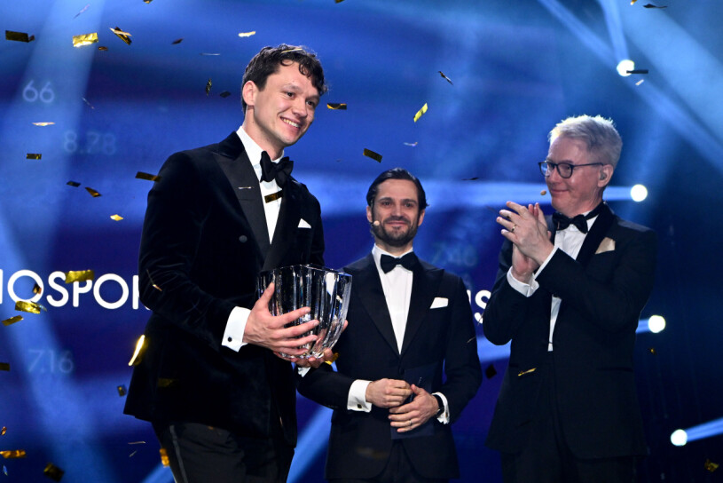 Skridskoåkaren Nils van der Poel vinnare av Jerringpriset med prisutdelarna prins Carl Philip och Radiosportens Bengt Skött under Idrottsgalan 2023 i Avicii Arena.
