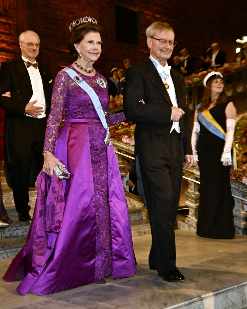 Drottning Silvia och Carl-Henrik Heldin, styrelseordförande Nobelstiftelsen. Drottning Silvia och Carl-Henrik Heldin, styrelseordförande Nobelstiftelsen, anländer till Nobelbanketten i Blå hallen i Stadshuset i Stockholm 2022