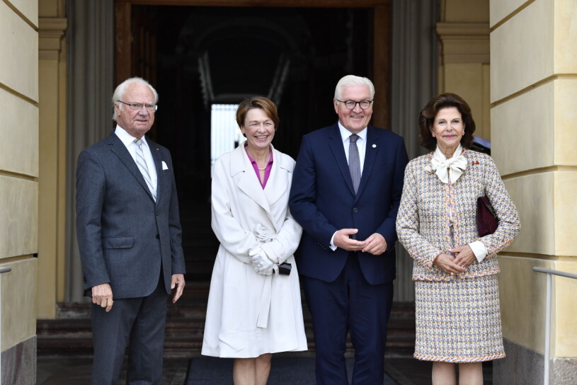 Uppställning utanför paradentrén. Kungen Elke Büdenbender Frank-Walter Steinmeier Drottning Silvia Statsbesök