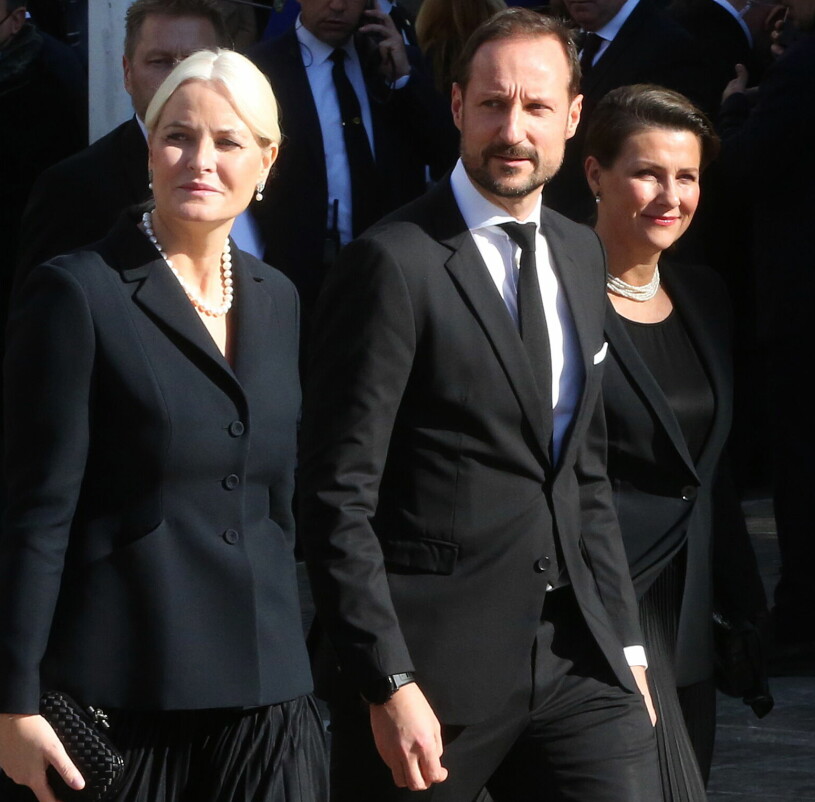 Kronprinsessan Mette-Marit och kronprins Haakon med prinsessan Märtha Louise. Hennes fästman Shaman Durek saknades på gästlistan. Kronprinsessan Mette-Marit, kronprins Haakon och prinsessan Märtha Louise på kung Konstantins begravning