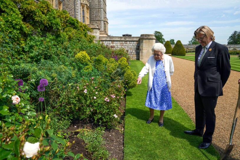 Drottning Elizabeth vid den lilla ceremonin på Windsor.