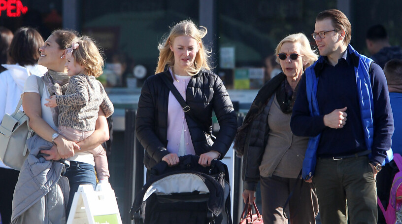 2015: Victoria, Estelle och nannyn – och så Daniel och Barbro Osher längst till höger. Victoria Daniel och Estelle med Barbro Osher i Kalifornien