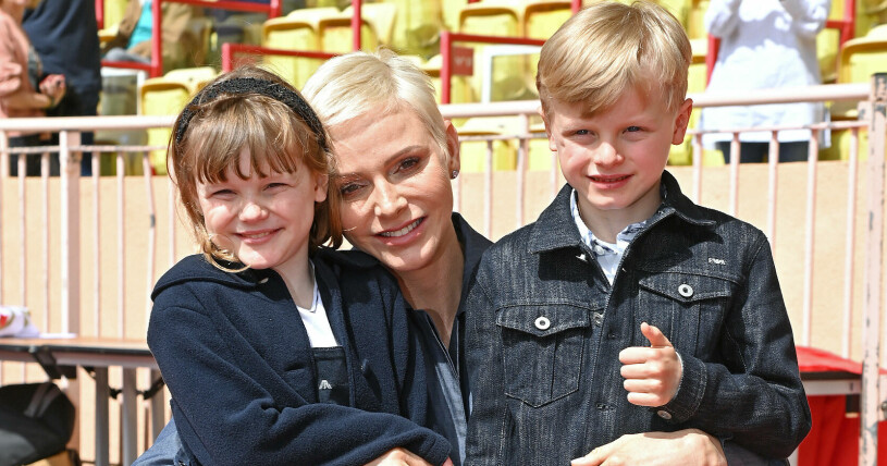 En platinablond furstinna med sina älskade barn! Prinsessan Gabriella, furstinnan Charlene och prins Jacques