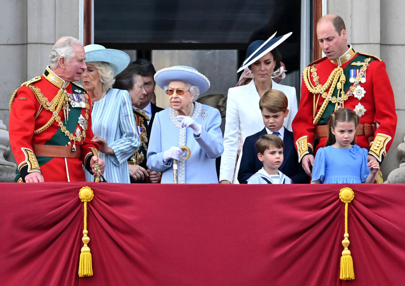 Drottning Elizabeth 70 år på tronen – brittiska kungafamiljen på slottsbalkongen