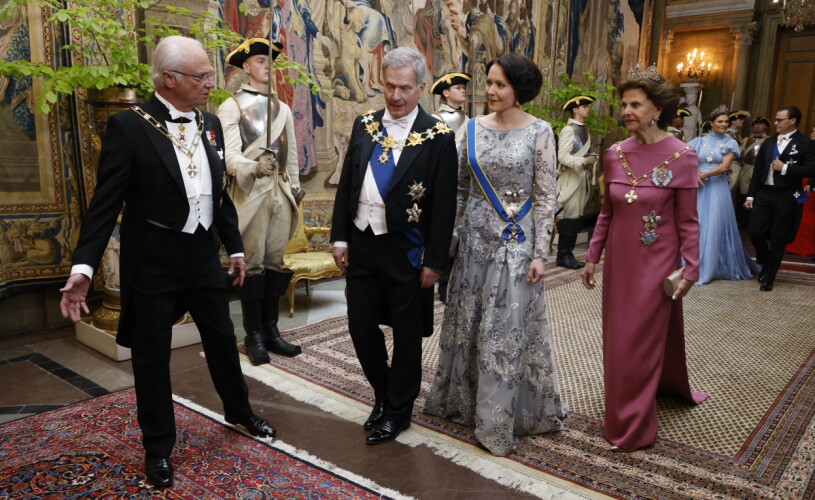 Kvällens huvudpersoner anländer! Kungaparet vid galamiddagen med Finlands president Sauli Niinistö och hans fru Jenni Haukio.
