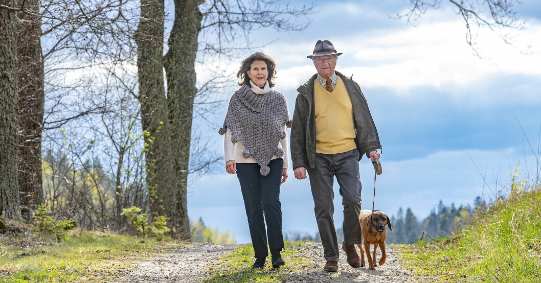 Kungaparet på vårpromenad under isoleringen på Stenhammars slott. Drottning Silvia kung Carl Gustaf Stenhammar