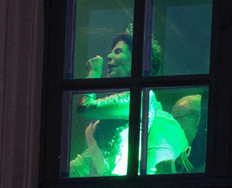 När drottning Silvia fick feeling. Bakom henne skymtar Avicii i vit skjorta. Drottning Silvia och Tim Avicii Bergling på Sofias och Carl Philips bröllopsfest