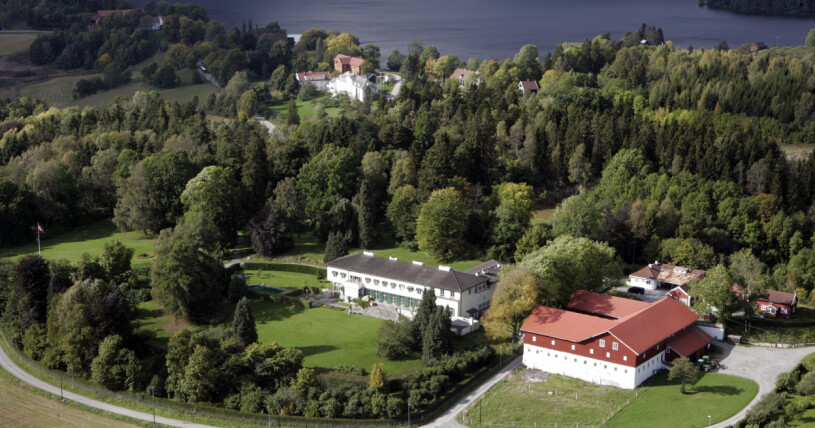 Det är en av gårdens lador som får stryka på foten. Dock inte den som syns på bild. Flygbild på Skaugum där Mette-Marit och Haakon bor