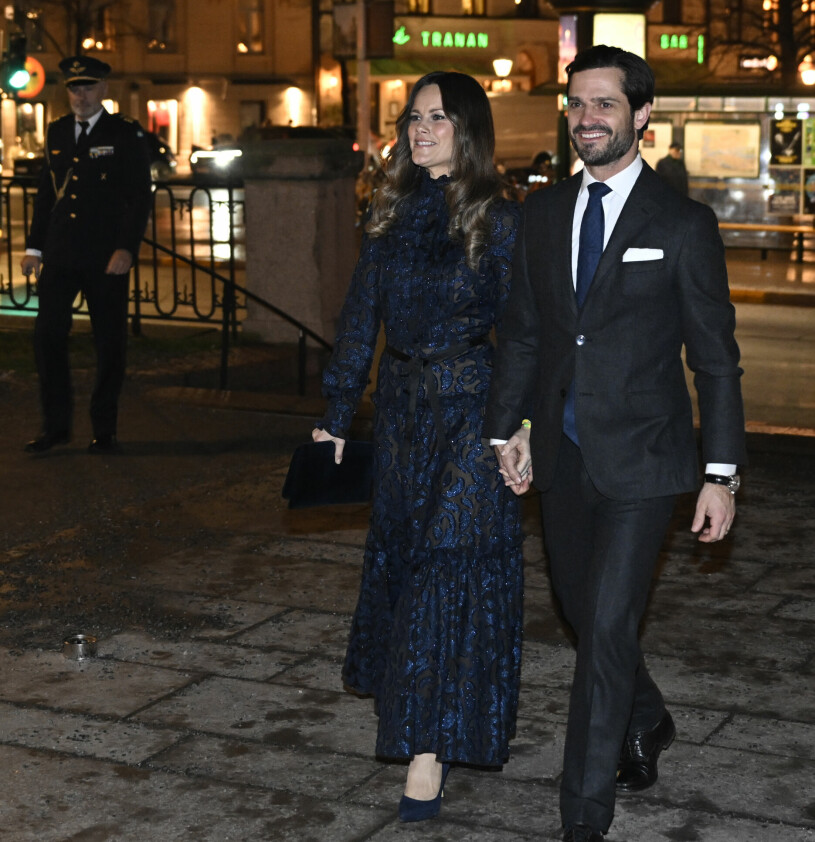 Lite egentid mitt i julruschen för småbarnsföräldrarna Sofia och Carl Philip. Prinsessan Sofia och prins Carl Philip anländer till Gustaf Vasa kyrka vid Odenplan i Stockholm