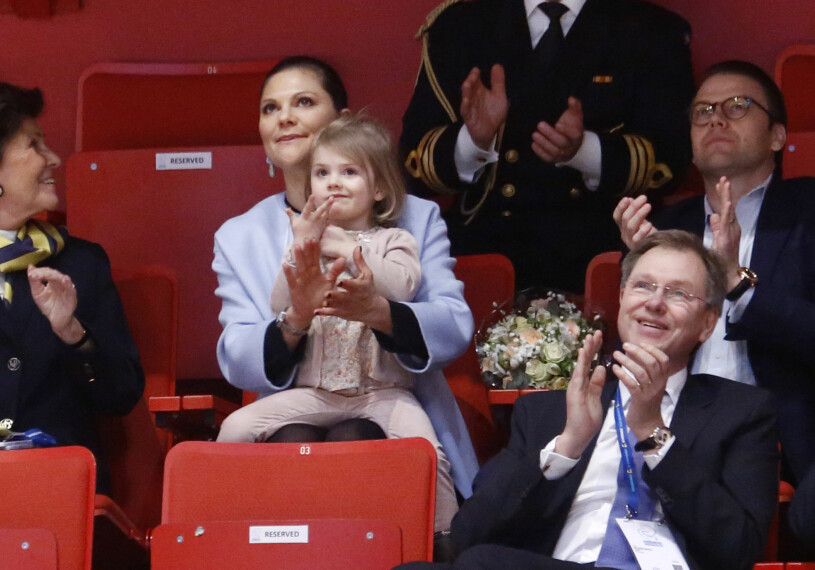 Prinsessan Estelle, då tre år, på VIP-läktaren i Ericsson Globe Arena, där hon tittade på konståkning tillsammans med mamma Victoria och pappa Daniel (som skymtar till höger). Kronprinsessan Victoria Prinsessan Estelle 2015 Konståkning Globen Ericsson Globe Arena