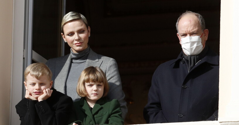 Furstinnan Charlene har äntligen återförenats med furst Albert och tvillingarna Jaques och Gabriella. Furstinnan Charlene, furst Albert och tvillingarna Jaques och Gabriella