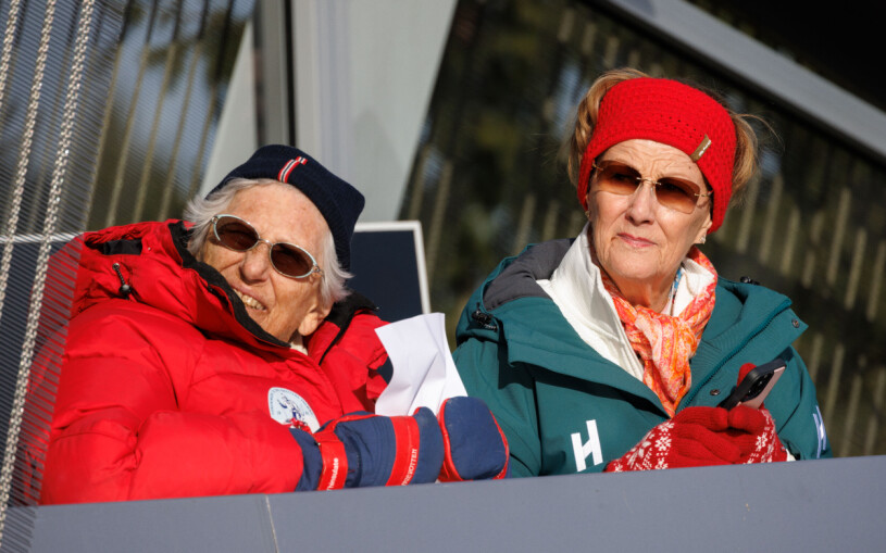 Drottning Sonja och prinsessan Astrid var väl påbyltade. Prinsessan Astrid och drottning Sonja i Holmenkollen 2023