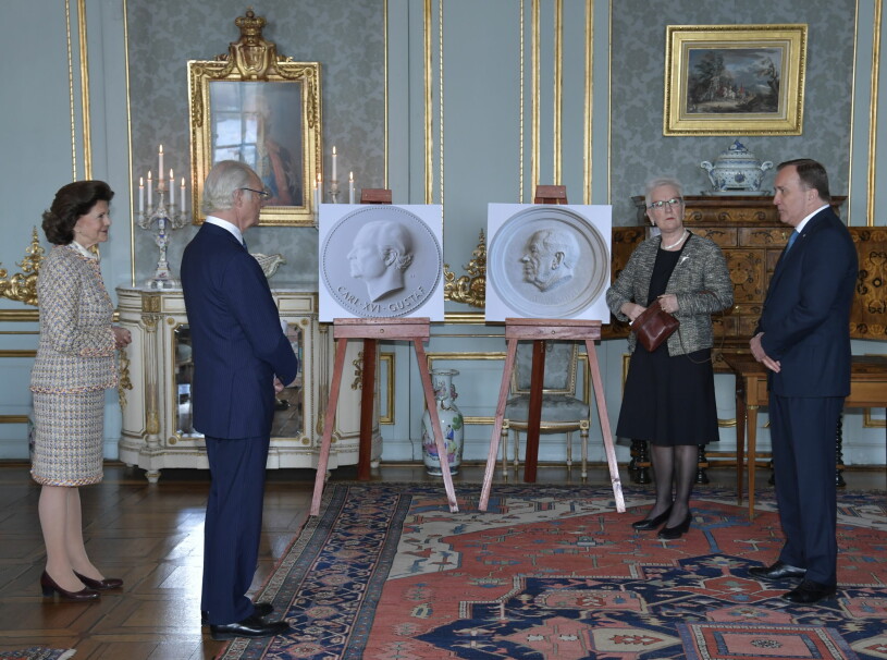 Statsministern och förste vice talman Åsa Lindestam grattade kungen. Kungens 75-årspresent Statsminister Stefan Löfven Vice talman Åsa Lindestam