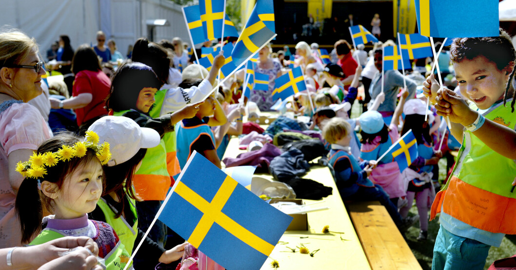 Det var många som firade att Estelle skulle döpas. Flaggor