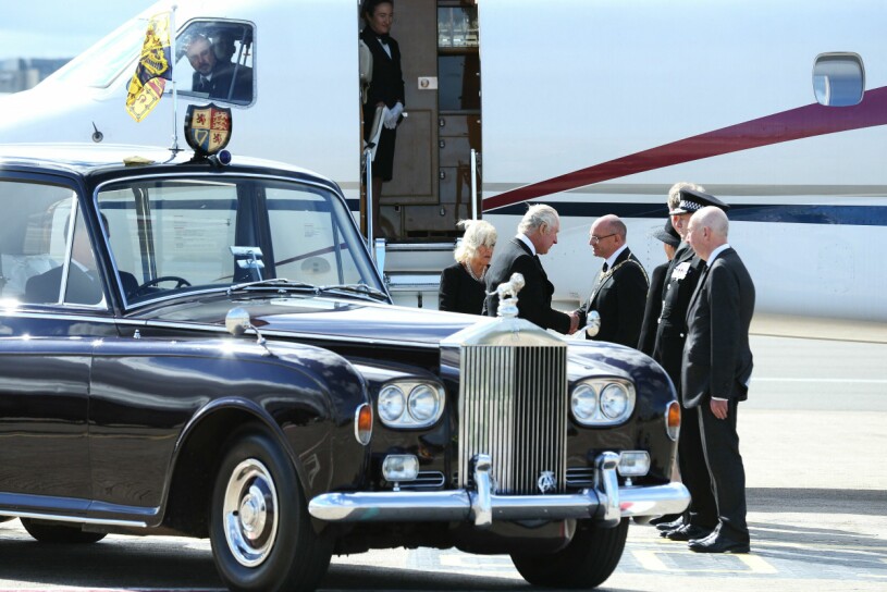 Kung Charles och drottning Camilla flyger kungligt. Kung Charles och drottning Camilla och det brittiska statsplanet