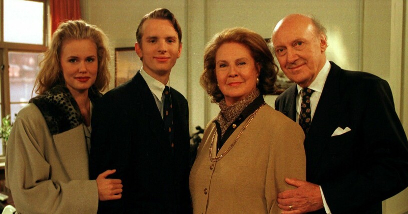 Gösta Prüzelius tillsammans med Gaby Stenberg, Måns Nathanaelson och Sara Alström i <span class=" italic" data-lab-italic_desktop="italic">Rederiet</span>.