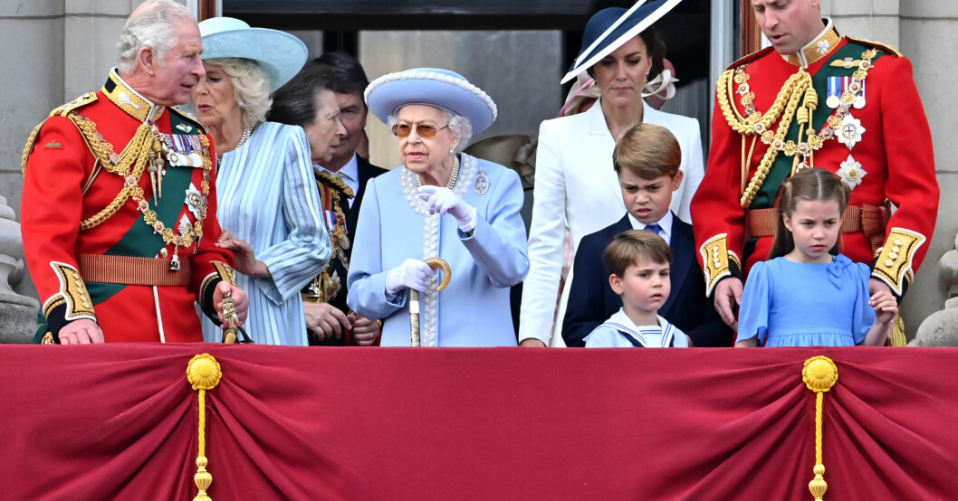 Trafalgar Square evakueras efter misstänkt paket – mitt under drottningens firande