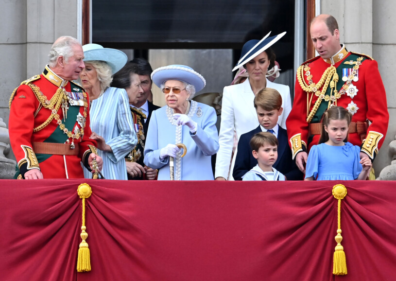 Drottning Elizabeth har en stor familj och det finns många att välja på – men ingen åker till Oslo. Brittiska kungafamiljen