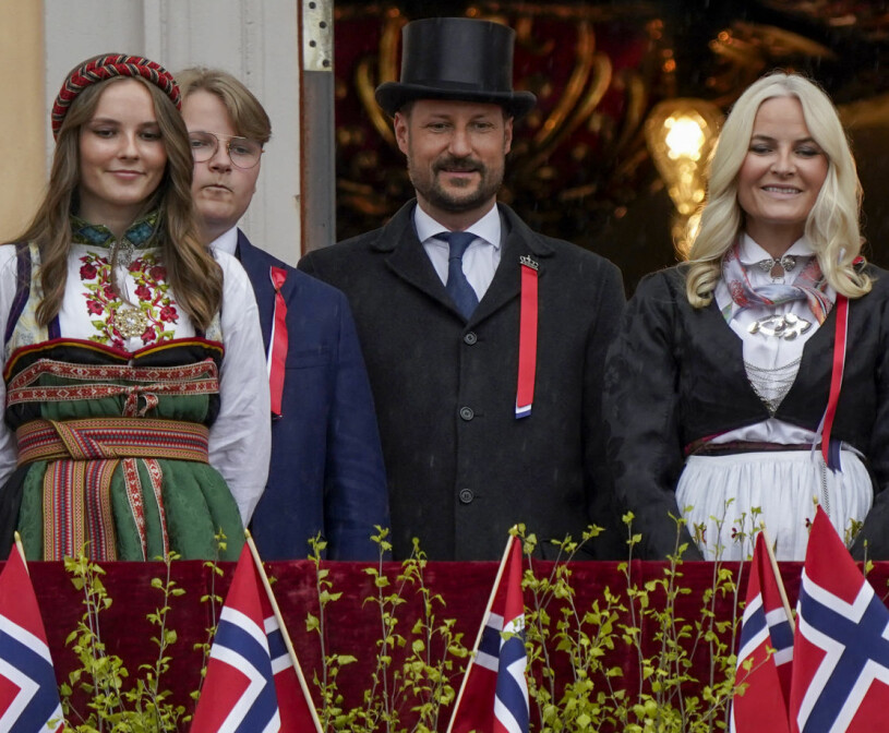Mette-Marit med familjen. Syttende mai 2021 Kronprins Haakon och kronprinsessan Mette-Marit med sina barn prinsessan Ingrid Alexandra och prins Sverre Magnus