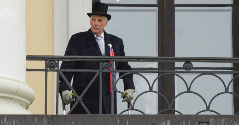 Kung Harald tvingas fortfarande gå på kryckor.. Kung Harald på slottsbalkongen