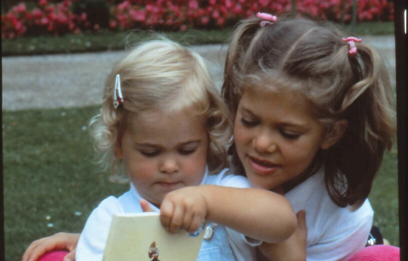 Prinsessan Victoria och prinsessan Madeleine på Solliden år 1984. Prinsessan Victoria och prinsessan Madeleine