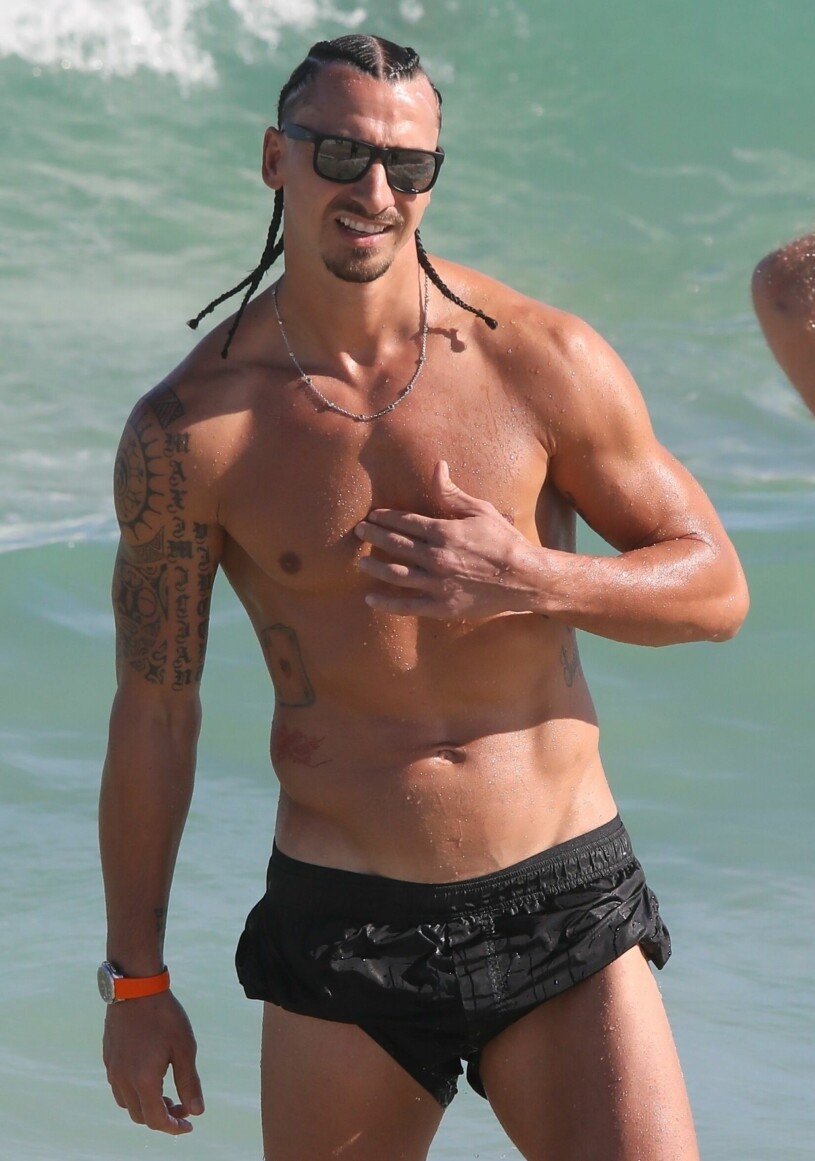 Zlatan Ibrahimovic dök upp med en helt ny frisyr när han tog ett svalkande dopp i havet. Zlatan Ibrahimovic på Miami Beach