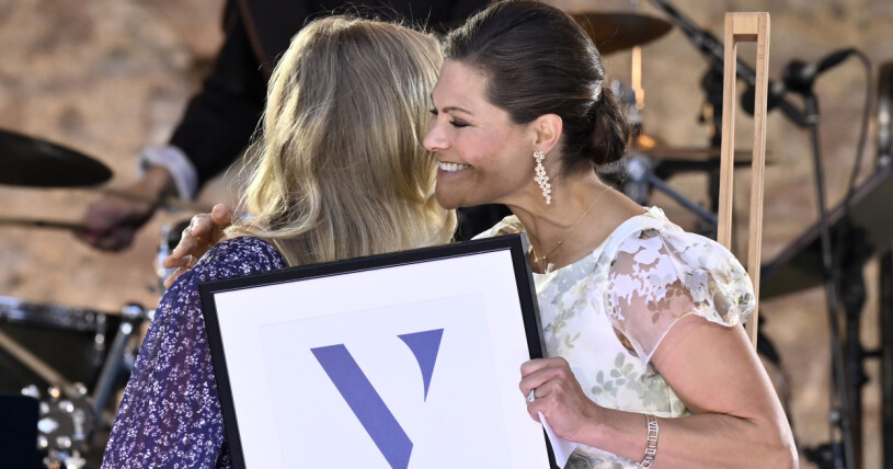 Kronprinsessan Victoria hade svårt att hålla tillbaka tårarna när hon skulle dela ut Victoriapriset 2022 till Ebba Årsjö. Ebba Årsjö och kronprinsessan Victoria
