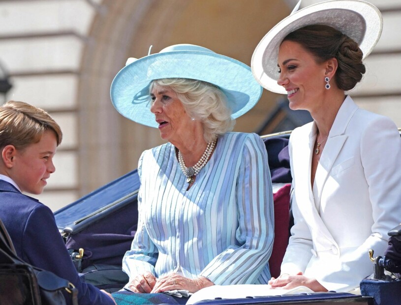 Kate, sval och vacker i sin dyra kappa. Till vänster prins George och prins Charles fru Camilla. Drottning Elizabeth 70 år på tronen: Camilla och Kate