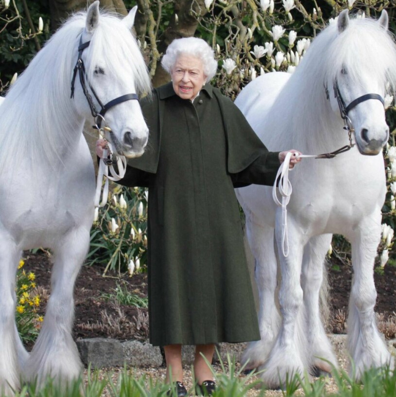 Drottning Elizabeth, stark och skör bredvid dessa två bjässar. Den officiella födelsedagsbilden på drottning Elizabeth 2022