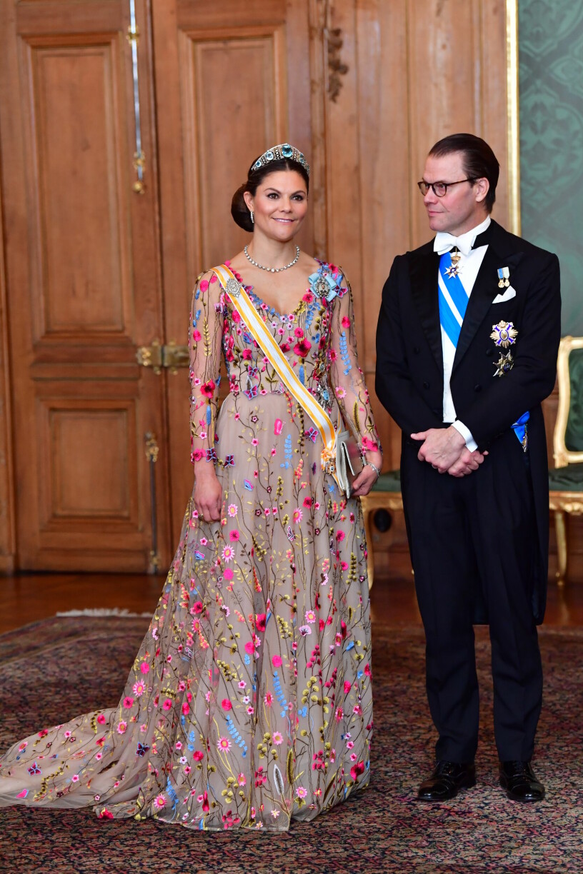 Prins Daniel med de knäppta händerna. Kronprinsessan Victoria och prins Daniel