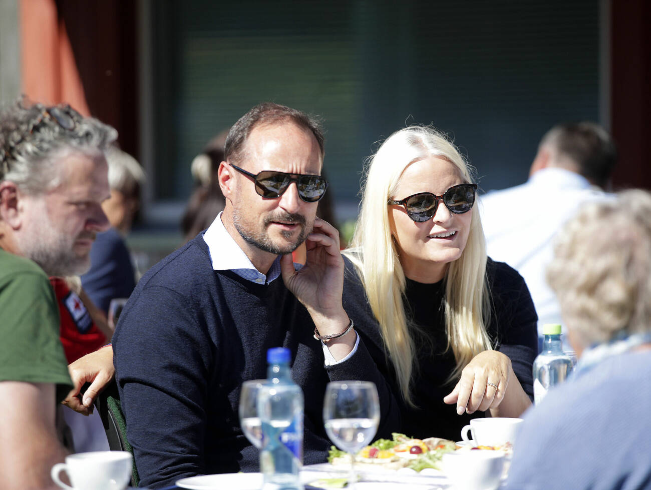 Kronprins Haakon och kronprinsessan Mette-Marit vid lunchen i Østre Toten