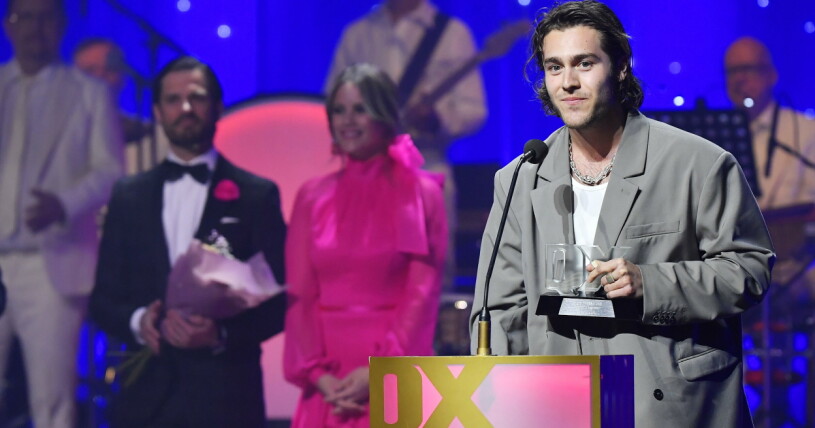 Benjamin Ingrosso på QX-galan i en, enligt brorsan Oliver Ingrosso, anmärkningsvärt stor kavaj! Benjamin Ingrosso