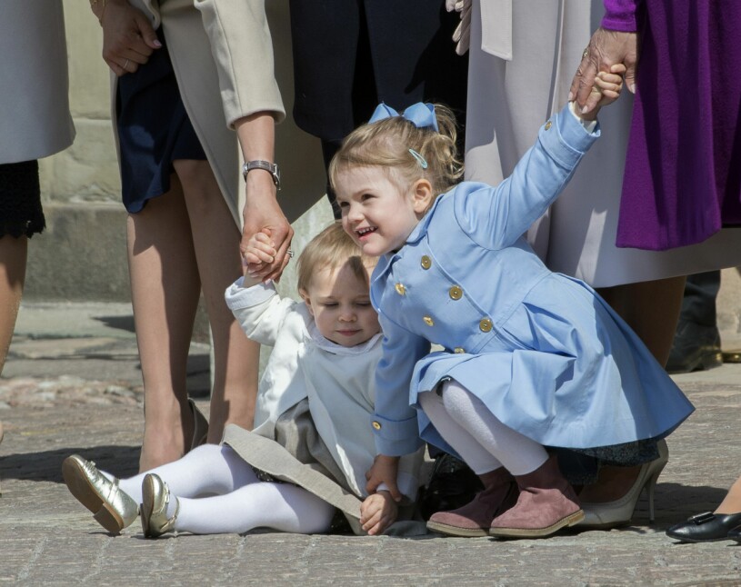 Kusiner – och bästa kompisar! Prinsessan Leonore och prinsessan Estelle under firandet av kung Carl Gustafs 69:e födelsedag på yttre borggården på Stockholms Slott, 30 april, 2015.