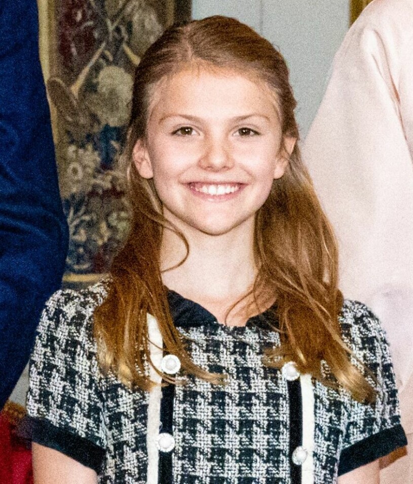 Prinsessan Estelle bytte skolbänken mot lunch på Kungliga slottet. Prinsessan Estelle i rutig klänning under statsbesök från Nederländerna.