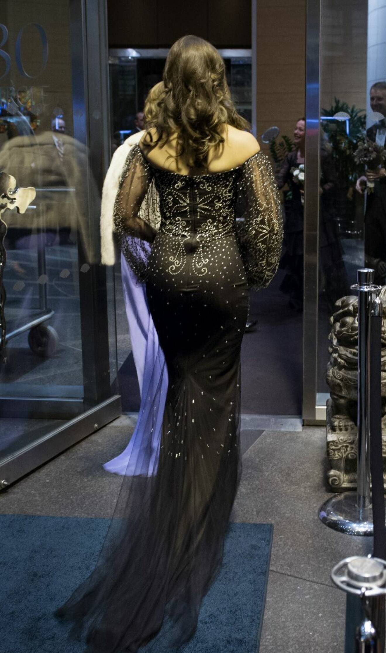 Prinsessan Madeleine i aftonklänning på välgörenhetsfest för Childhood på Manhattan i New York