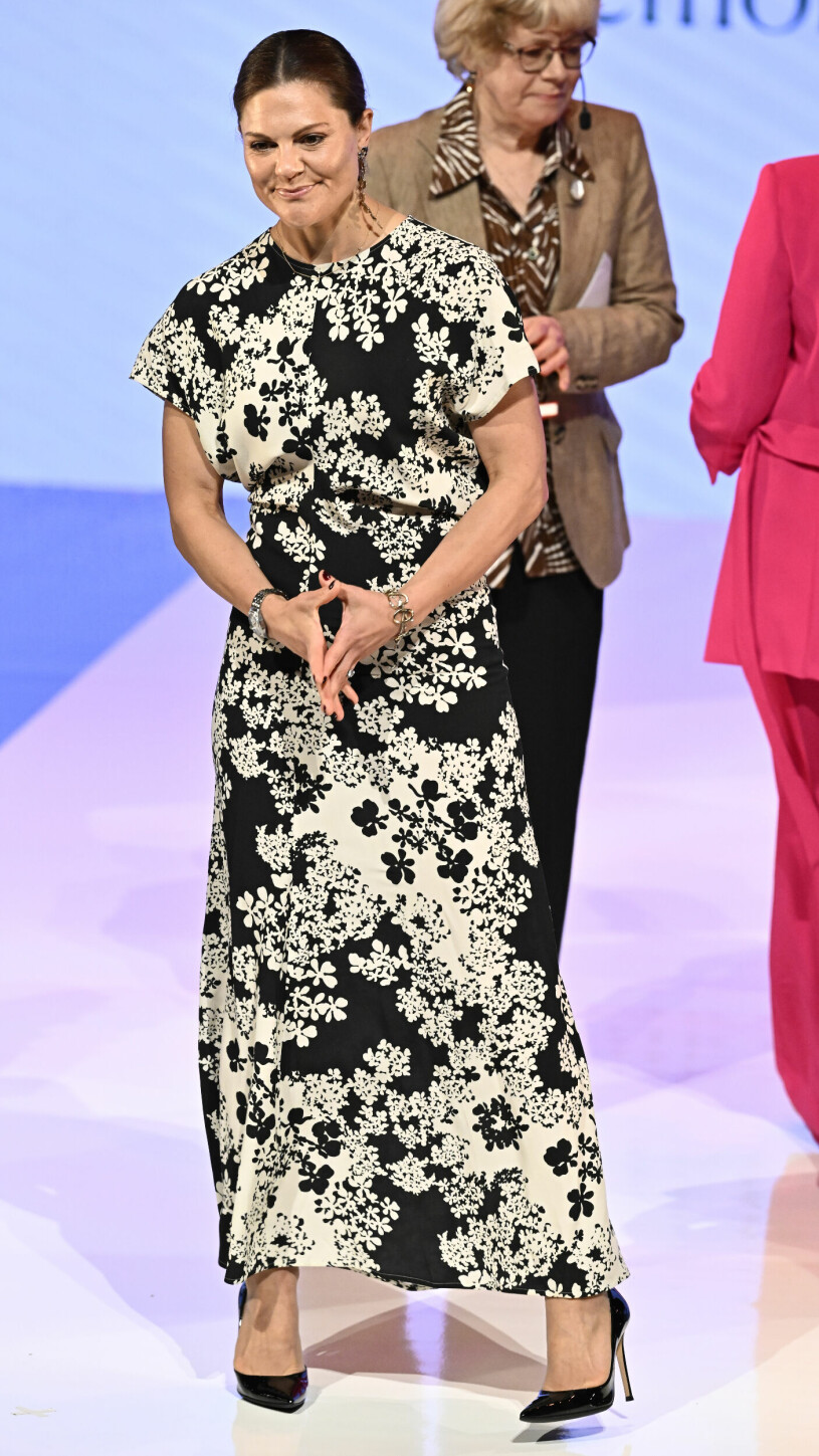 Kronprinsessan Victoria på ALMA-priset i svartvit klänning från Tôteme