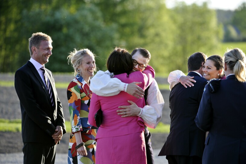 Mamma Ewa tog emot med stora famnen. Till vänster prins Daniels syster Anna Westling och hennes man Mikael Söderström. Kronprinsessan Victoria Prins Daniel Familjen Westling Ewa Olle Anna Wij Trädgårdar 2011