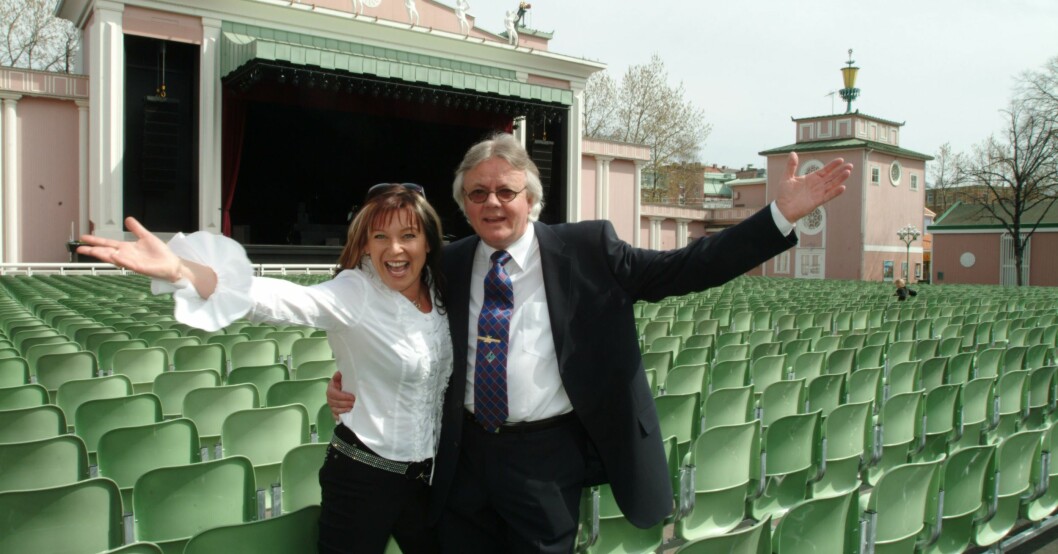 Lotta Engberg och Curt Eric Holmquist framför scenen på Liseberg, 2004. Lotta Engberg och Curt-Eric Holmquist