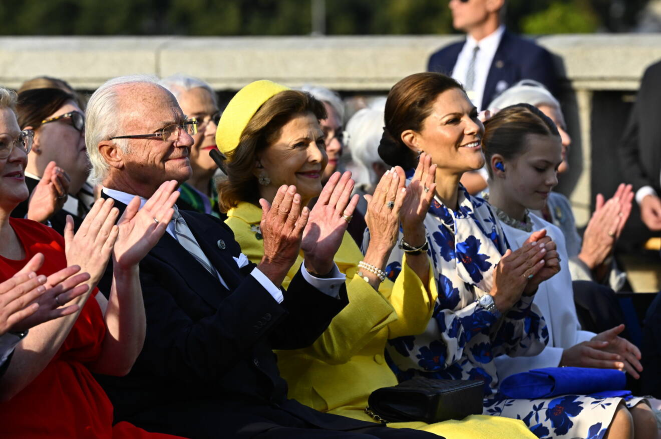 Kung Carl Gustaf, drottning Silvia, kronprinsessan Victoria och prinsessan Estelle i publiken när Stockholm stad arrangerar en jubileumskonsert på Norrbro under lördagen i samband med kung Carl XVI Gustafs 50-årsjubileum på tronen.