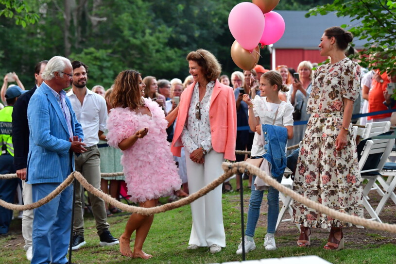 Carola barfota i gröngräset när kungafamiljen tackade för showen. Kungen Drottning Silvia Kronprinsessan Victoria Carola Häggkvist Solliden Sessions 2021