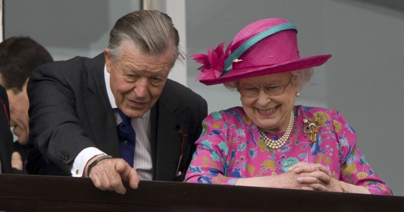Sir Michael Oswald har gått bort 86 år gammal. Foto: Sir Michael Oswald och drottning Elizabeth