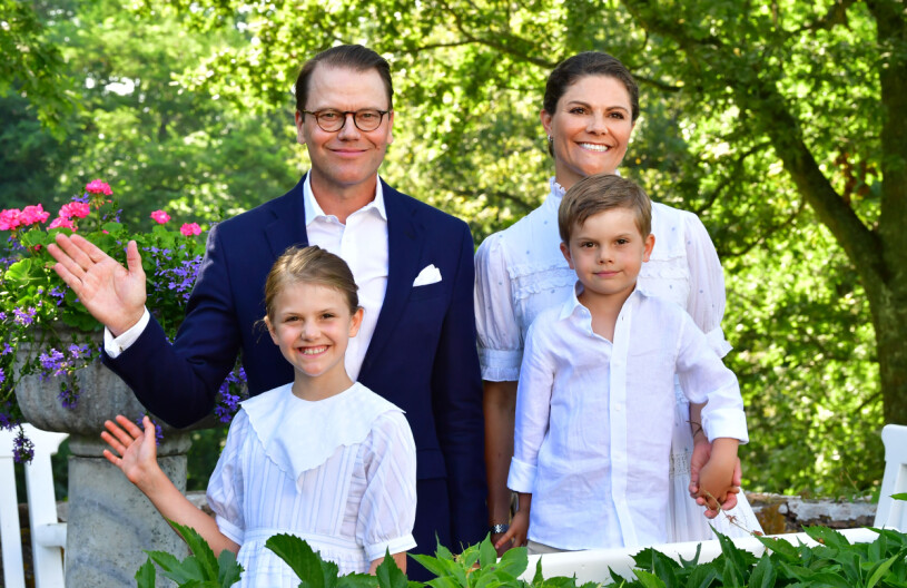 Somrigt och soligt när Victoria blev firad av hela familjen. Victoriadagen 2021 Prins Daniel Kronprinsessan Victoria Prinsessan Estelle Prins Oscar Sollidens slott Solliden