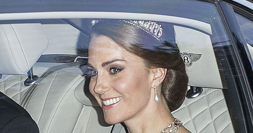 Hertiginnan Kate i prinsessan Dianas tiara. Hertiginnan Kate