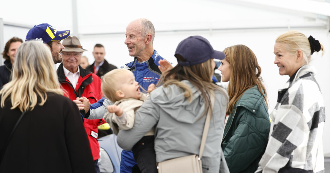 Prins Carl Philip, Ingemar Stenmark, kung Carl Gustaf, prinsessan Sofia, prins Julian, Tarja Stenmak och Iza Stenmark efter race 2 i Porsche Sprint Challenge under tävlingarna på Mantorp Park tidigare i år. Ingemar Stenmark, Tarja Stenmark, Iza Stenmark, prins Carl Philip och kung Carl Gustaf