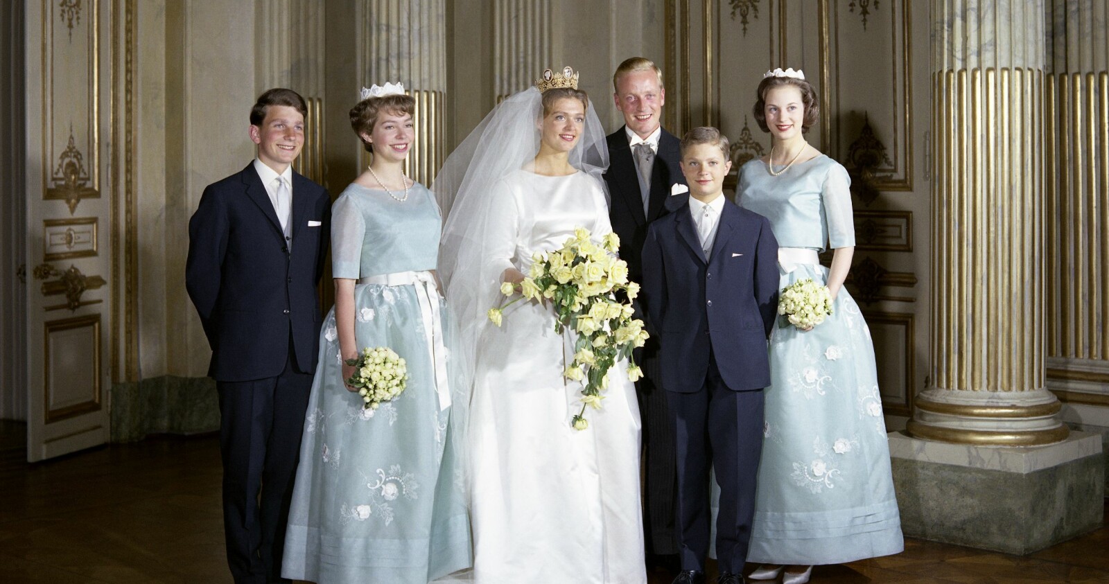 Hedersuppdragen som marskalkar och tärnor gick till Hansis bror, prins Ferfried, Birgittas syskon kronprins Carl Gustaf och prinsessan Christina samt danska prinsessan Benedikte, brudens syssling.