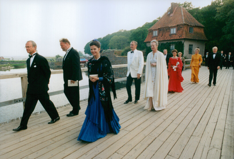 Odd Zschiedrich har känt kungaparet länge. Här är han tvåa från vänster, en bild från Kalmar slott 1997. Bakom går drottning Margrethe, prins Henrik och drottning Sonja. Odd Zschiedrich Kungaparet 1997 Kalmarunionen 600 år